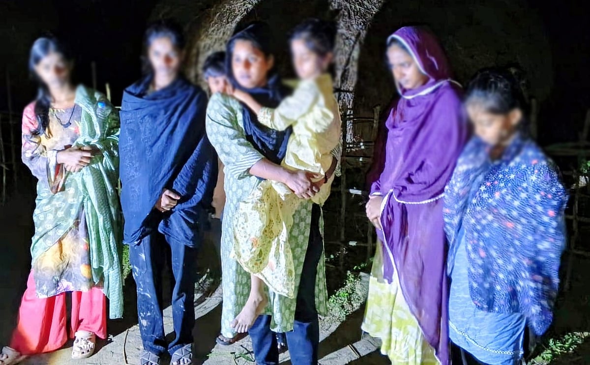 বাংলাদেশে পুশ ইনের চেষ্টা করা হয় এই ৭ নারী শিশুকে। পরে তাঁদের ফিরিয়ে নেয় বিএসএফ। ফেনীর পরশুরামের পশ্চিম সাহেবনগর সীমান্তের শূন্যরেখায়