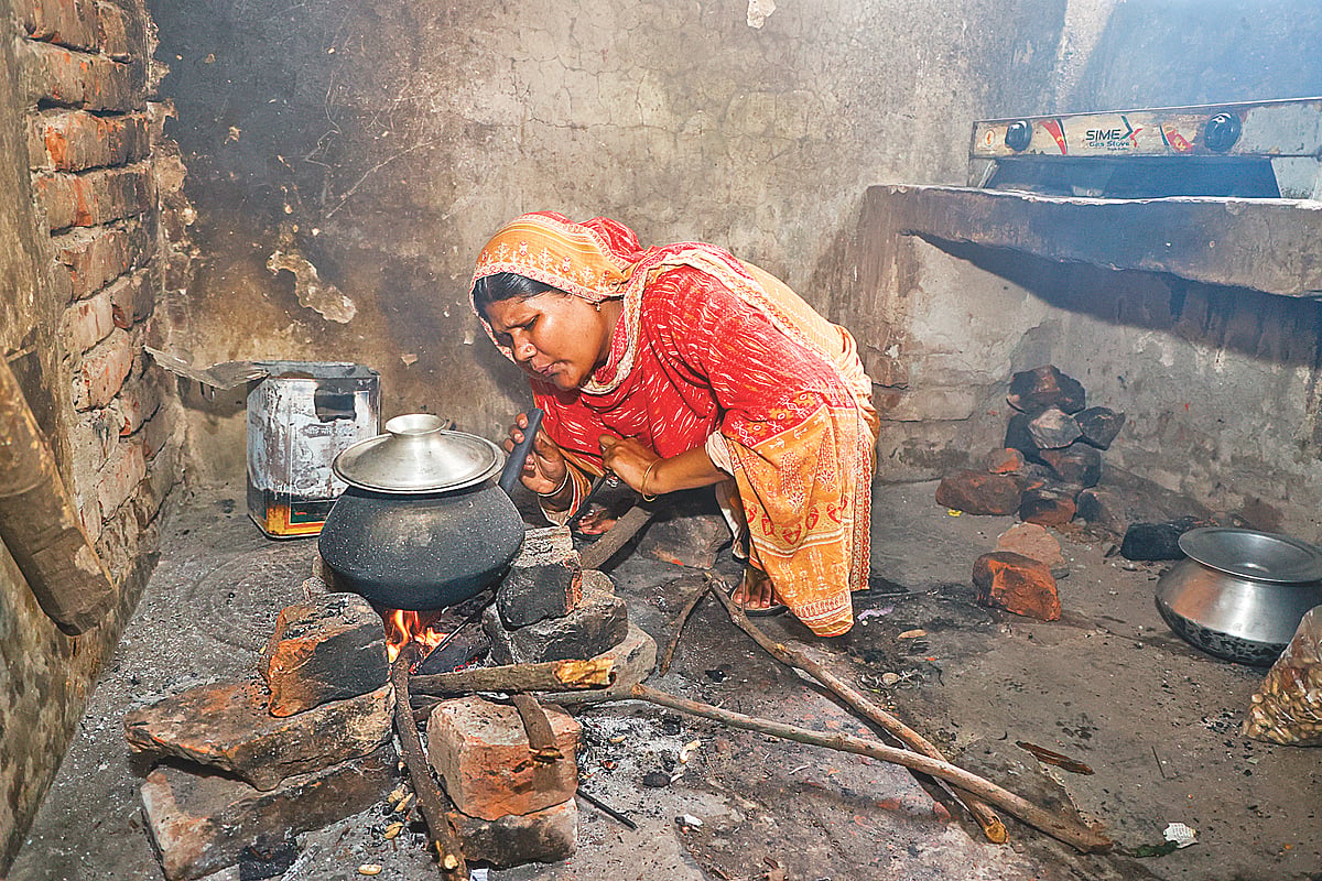 গ্যাস-সংকটে ভুগছেন নগরবাসী। বিকল্প চুলা ব্যবহার করে রান্নার কাজ সারতে হচ্ছে। ইট দিয়ে বানানো অস্থায়ী চুলায় রান্না বসিয়েছেন এই নারী। গতকাল মিরপুরের কাফরুল থানার পশ্চিম ইব্রাহিমপুর এলাকায়