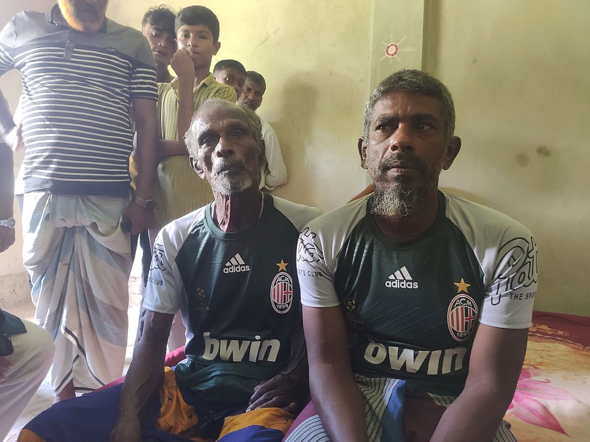 টানা এক মাস সাগরে ভেসেছেন তাঁরা। ছিল না পর্যাপ্ত খাবার। খেতে হয়েছে কাঁচা মাছ। শ্রীলঙ্কার দুই জেলেকে অবশেষে উদ্ধার করেছেন বাংলাদেশের এক জেলে