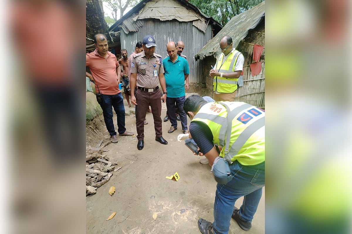 লাশ উদ্ধারের পর বাড়ির আশপাশে তল্লাশি চালায় পুলিশ। আজ রোববার সকালে নেত্রকোনা সদর উপজেলার কালিয়ারা গাবরাগাতী ইউনিয়নের দুয়ানী দুধকুড়া পশ্চিমপাড়া এলাকায়