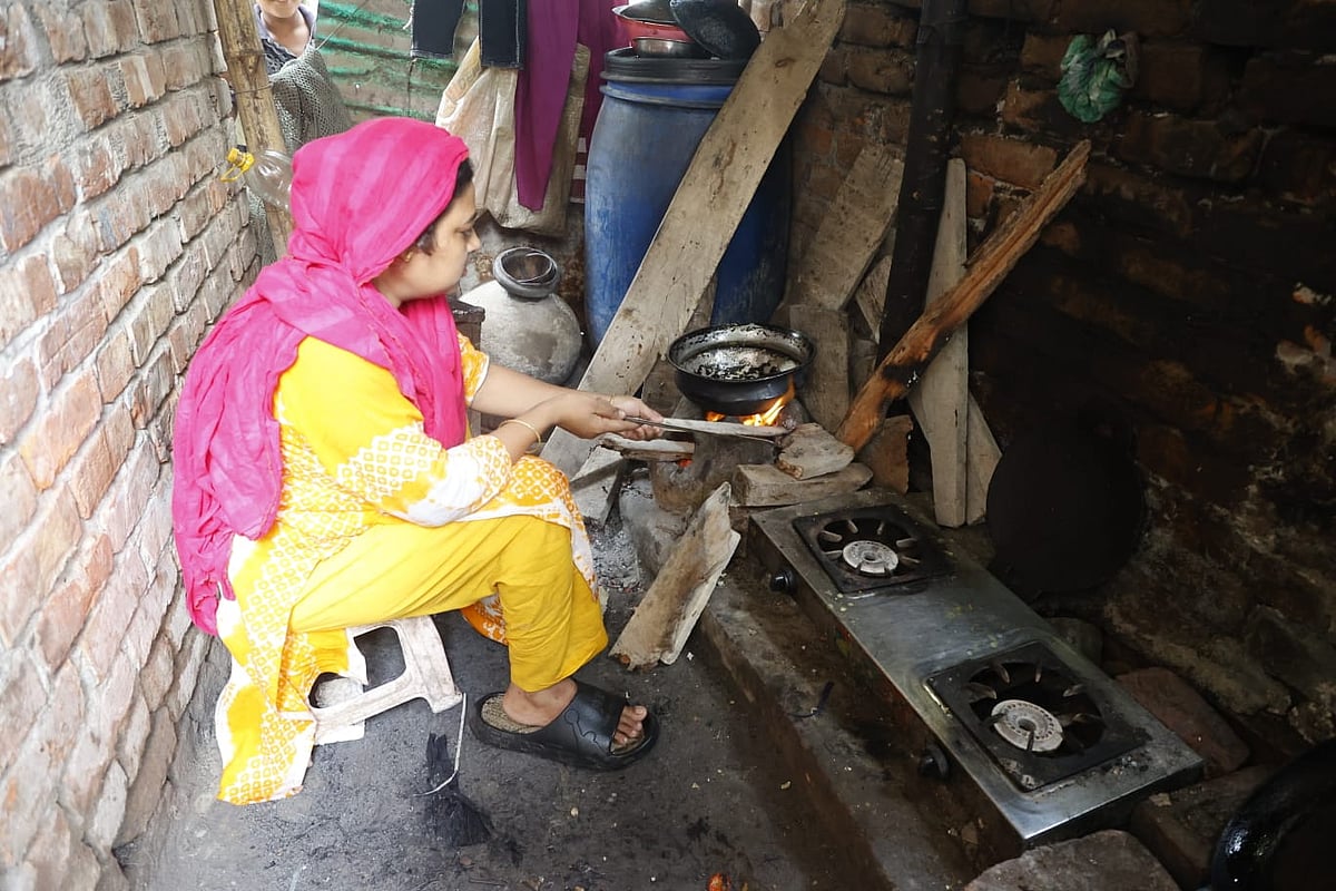 গ্যাসের চুলা জ্বলছে না। তাই মাটির চুলা বানিয়ে রান্না হচ্ছে। গতকাল মিরপুরের কাফরুল থানার পশ্চিম ইব্রাহিমপুর এলাকায়