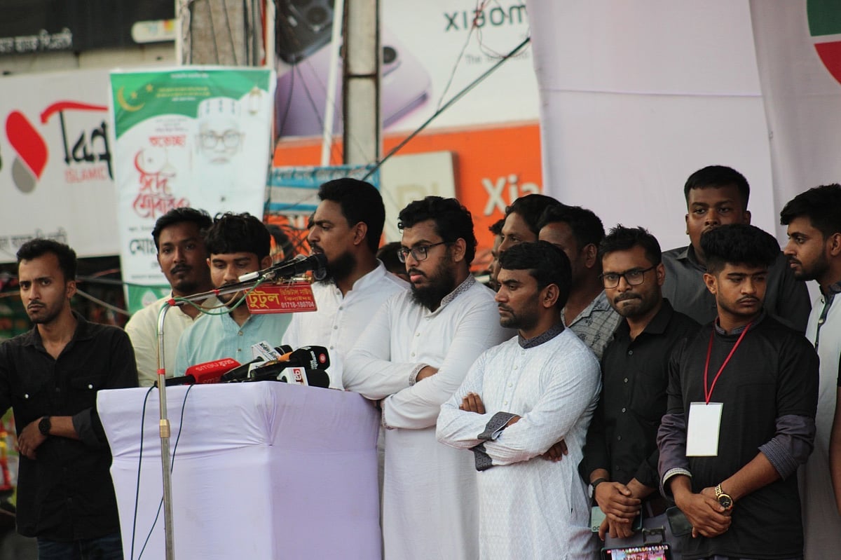 ঝিনাইদহে পদযাত্রা শেষে অনুষ্ঠিত পথসভায় প্রধান অতিথির বক্তব্য দেন এনসিপির সদস্যসচিব আখতার হোসেন। রোববার বিকেলে ঝিনাইদহ শহরের পায়রা চত্বরে