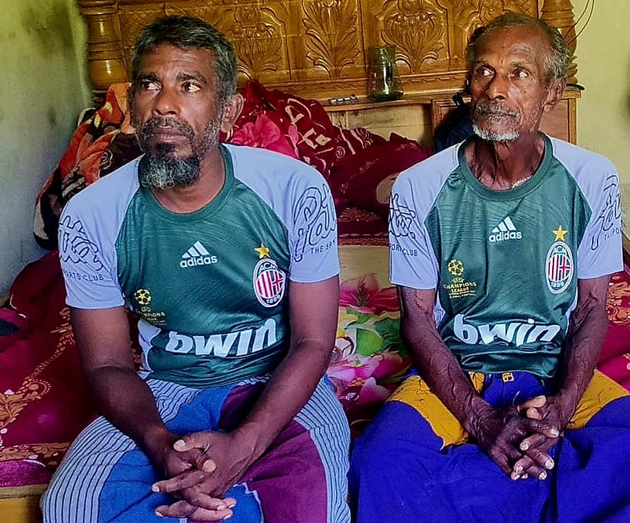 উদ্ধার হওয়া শ্রীলঙ্কার দুই জেলে। গতকাল রাতে কক্সবাজারের মহেশখালী উপজেলায়