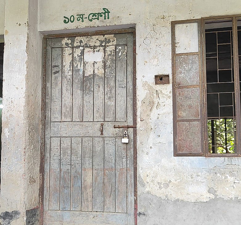 শ্রেণিকক্ষে তালা ঝুলিয়ে প্রধান শিক্ষকের পদত্যাগ দাবি করে শিক্ষার্থীরা। রোববার সকালে সিরাজগঞ্জের কামারখন্দ উপজেলার রসুলপুর আদর্শ উচ্চবিদ্যালয়ে