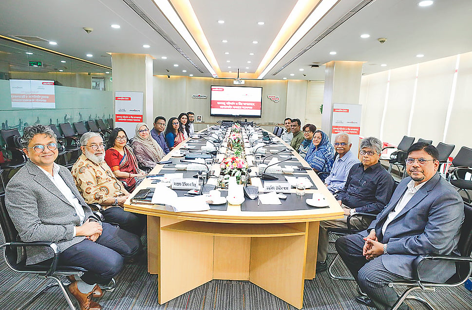 ‘জলবায়ু পরিবর্তন ও তীব্র তাপপ্রবাহে ওরস্যালাইন ব্যবহারে সচেতনতা’ শীর্ষক গোলটেবিল বৈঠকে অতিথিরা। গতকাল রাজধানীর প্রথম আলো কার্যালয়ে