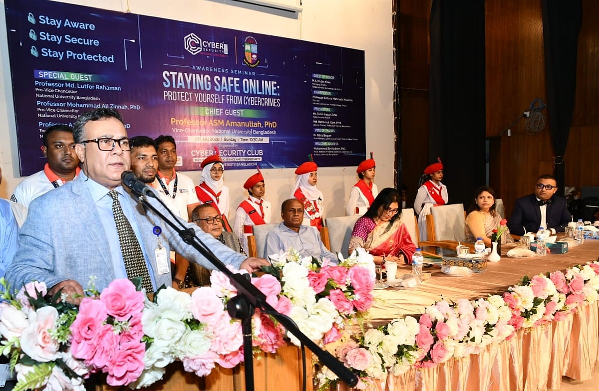 সাইবার সিকিউরিটিবিষয়ক সেমিনারে প্রধান অতিথির বক্তব্য রাখছেন জাতীয় বিশ্ববিদ্যালয়ের উপাচার্য এ এস এম আমানুল্লাহ। আজ রোববার লালমাটিয়া সরকারি মহিলা কলেজে