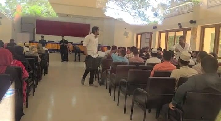 নিয়োগ পরীক্ষার কক্ষে সাবেক সংসদ সদস্য শহিদুল আলম তালুকদারের ছেলে আকাশ তালুকদারের ঘোরাঘুরি নিয়ে বিতর্কের সৃষ্টি হয়েছে। গতকাল পটুয়াখালীর বাউফল উপজেলা পরিষদ মিলনায়তন কক্ষে