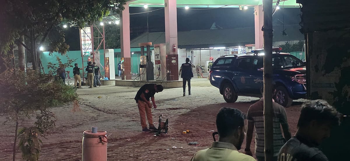 নারায়ণগঞ্জের সোনারগাঁয়ের ইউনাইটেড ফিলিং স্টেশনের সামনে বোমা সন্দেহে তালাবদ্ধ ব্যাগ পরীক্ষা করছে ডিএমপির বম্ব ডিসপোজাল ইউনিট। গতকাল শনিবার