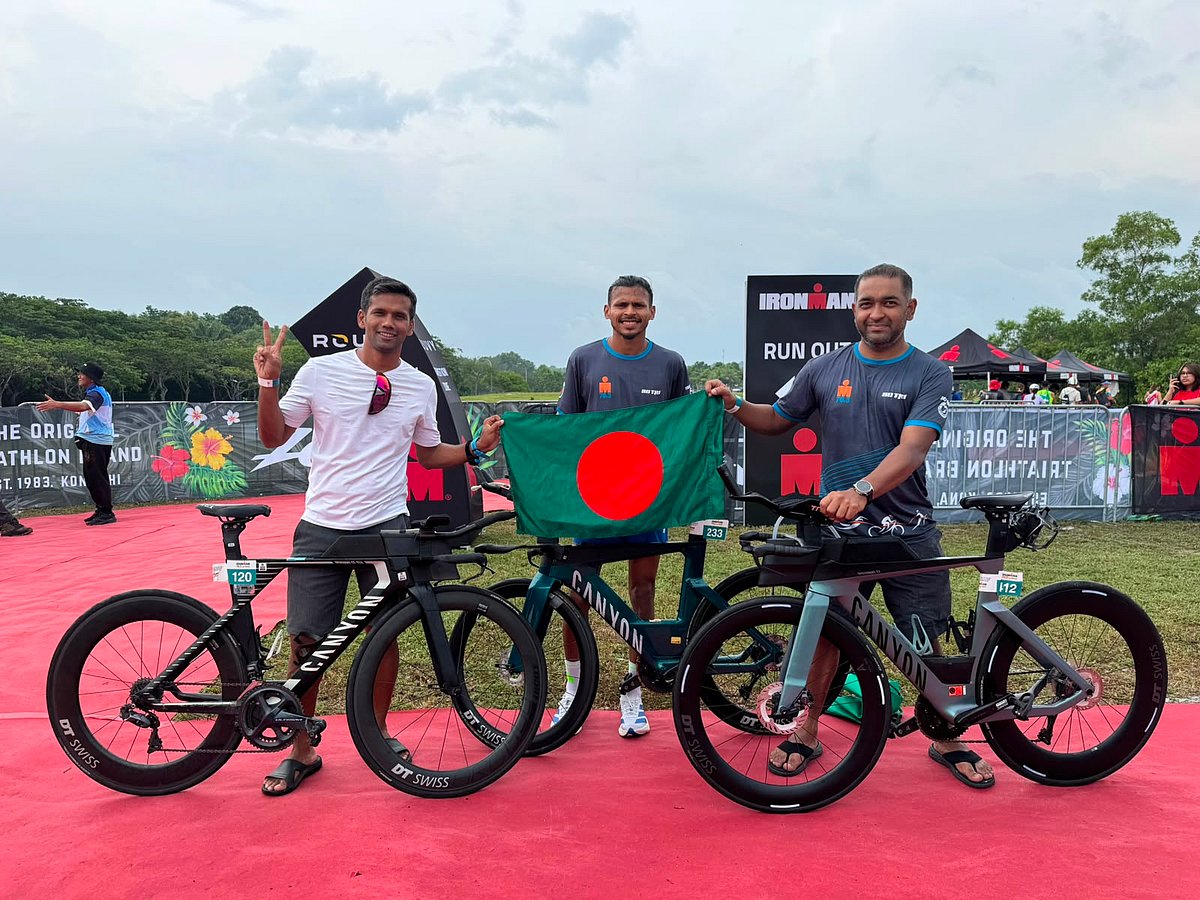 আয়রনম্যান ৭০.৩ প্রতিযোগিতায় তিন বাংলাদেশি (বাঁ থেকে) মোহাম্মদ সামছুজ্জামান আরাফাত, মো. সাজ্জাদ হোসেন ও ফাতিন আল ফারাবি