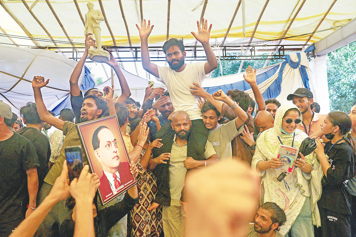 ভারতের শিক্ষামন্ত্রী ধর্মেন্দ্র প্রধানের পদত্যাগের খবরে আন্দোলনকারী শিক্ষার্থীরা ককরোচ জনতা পার্টির প্রধান অভিজিৎ দিপকেকে কাঁধে তুলে উল্লাস প্রকাশ করেন। গতকাল ভারতের রাজধানী নয়াদিল্লিতে