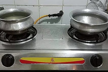 চট্টগ্রামে গ্যাস সংকটের কারণে রান্নায় ভোগান্তি পোহাচ্ছেন বাসিন্দারা