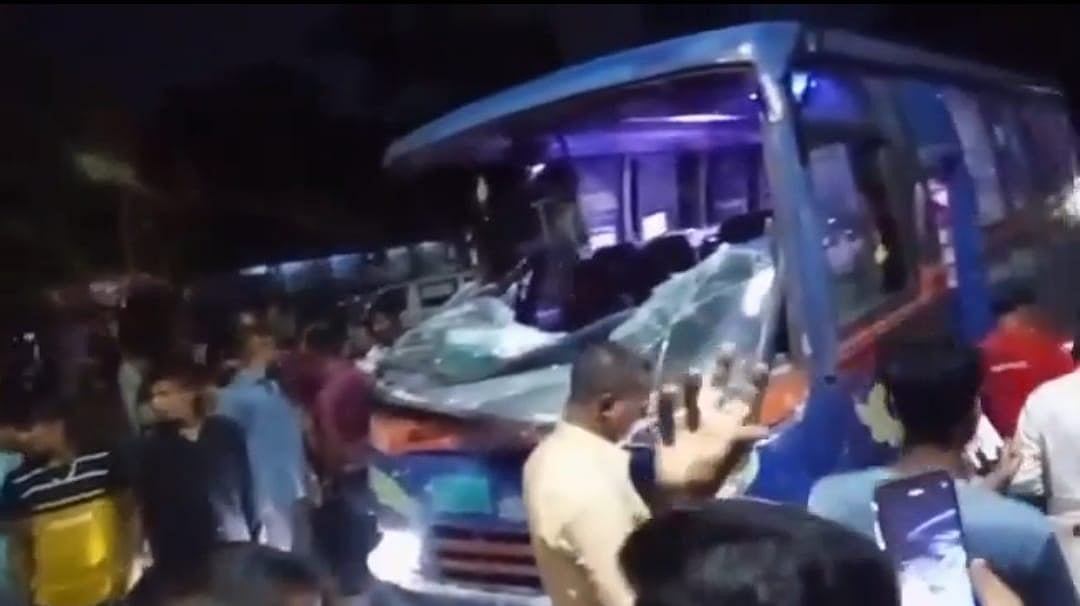 দুর্ঘটনায় ক্ষতিগ্রস্ত বাস