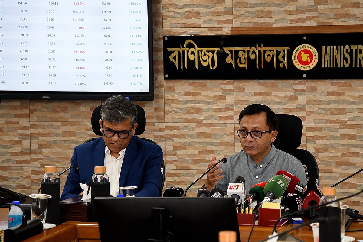 আজ রোববার সচিবালয়ে বাণিজ্যমন্ত্রী খন্দকার আবদুল মুক্তাদির ২০২৬-২৭ অর্থবছরের রপ্তানি লক্ষ্যমাত্রা নির্ধারণ বিষয়ক বৈঠক শেষে সাংবাদিকদের সঙ্গে কথা বলছেন