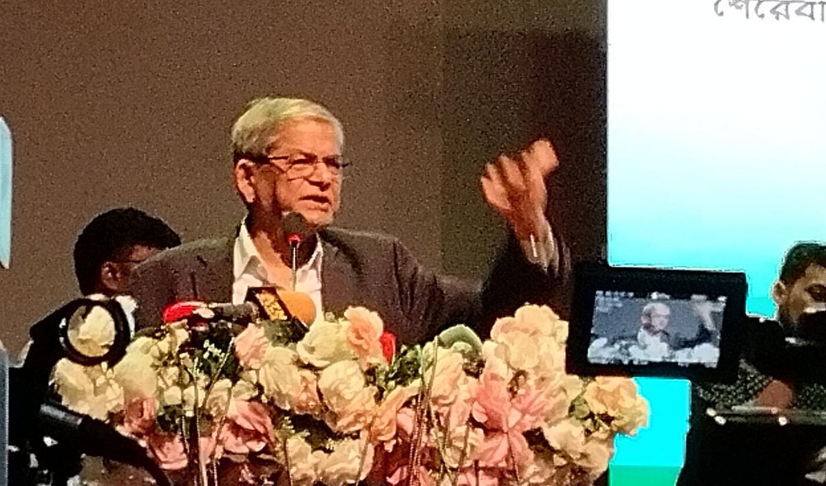 শেরেবাংলা কৃষি বিশ্ববিদ্যালয়ের নবীন শিক্ষার্থীদের বরণ উপলক্ষে এই অনুষ্ঠানের আয়োজন করা হয়। আজ রোববার শেরেবাংলা কৃষি বিশ্ববিদ্যালয়ে