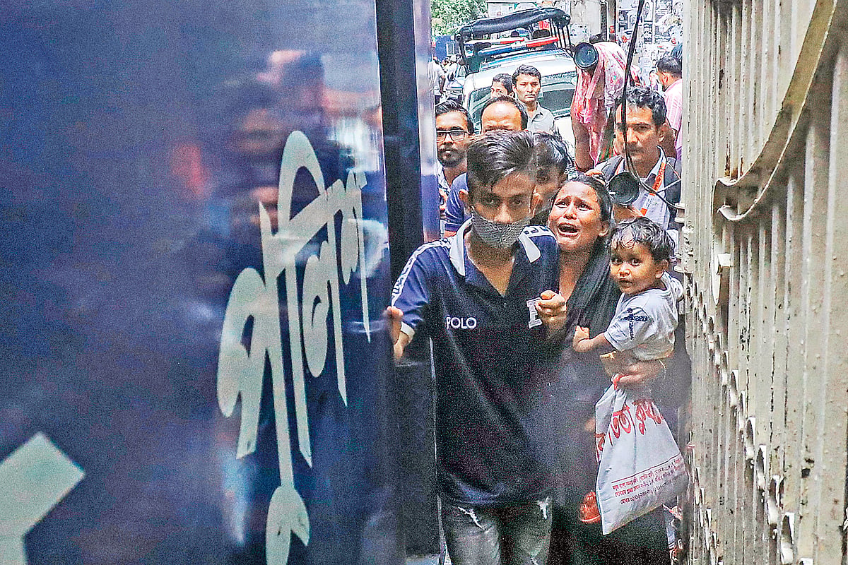 প্রিজন ভ্যানে স্বামীকে দেখে শিশুসন্তান কোলে নিয়ে স্ত্রীর কান্না। কাজ শেষে বাসায় ফেরার পথে তাঁর গাড়িচালক স্বামীকে গ্রেপ্তার করে পুলিশ। ২৬ জুলাই ২০২৪ সিএমএম কোর্ট প্রাঙ্গণে