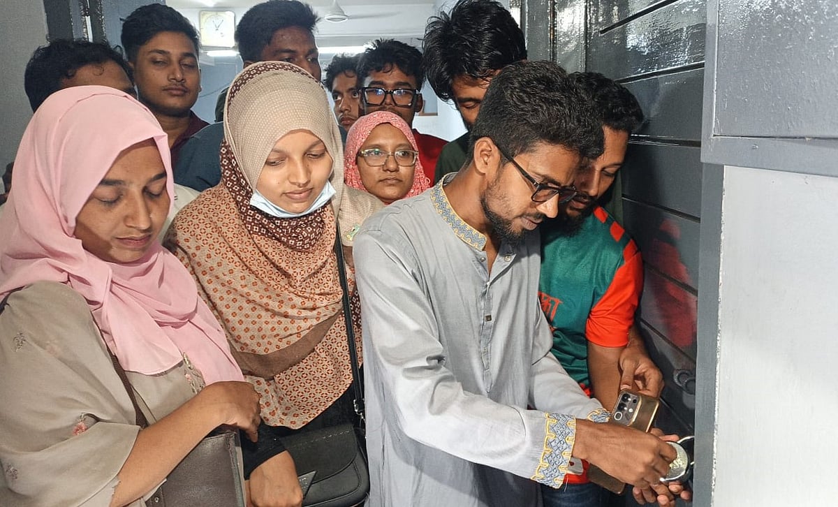 বরিশালের সিভিল সার্জন মো. মনিরুজ্জামানের পদায়ন বাতিলের দাবিতে সচেতন নাগরিক কমিটির ব্যানারে তাঁর কার্যালয়ে তালা দেওয়া হয়। আজ রোববার দুপুরে