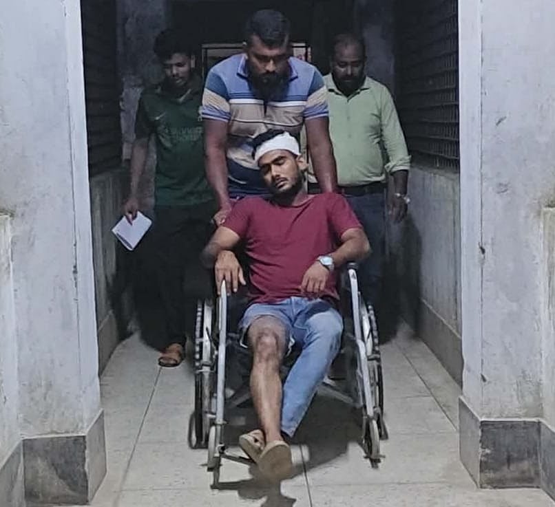 রাজবাড়ীর পাংশার মৈশালা বাসস্ট্যান্ডে মারামারির ভিডিও করতে গিয়ে মারধরের শিকার হন স্থানীয় এক সাংবাদিক। গতকাল শনিবার