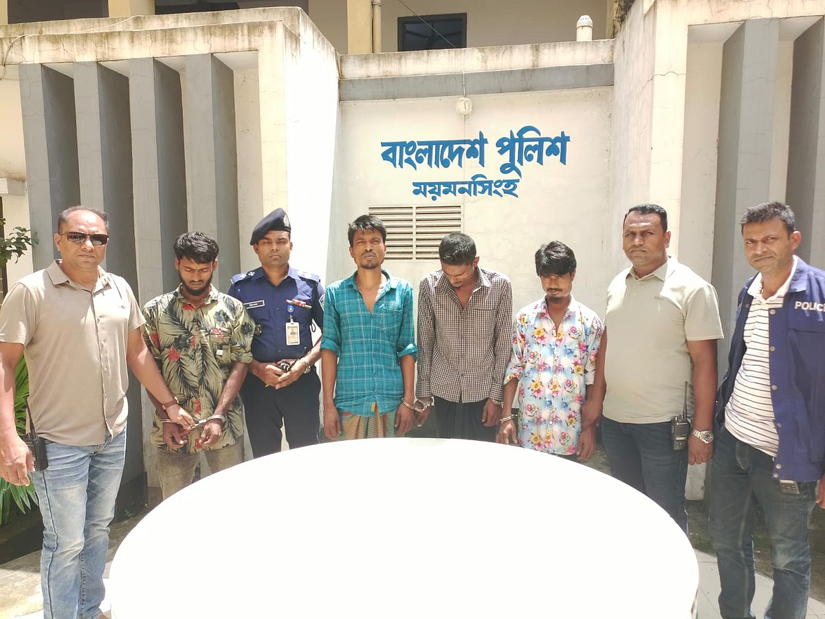 গ্রেপ্তার চার আসামি। আজ রোববার দুপুরে ময়মনসিংহ কোতোয়ালি মডেল থানা চত্বরে