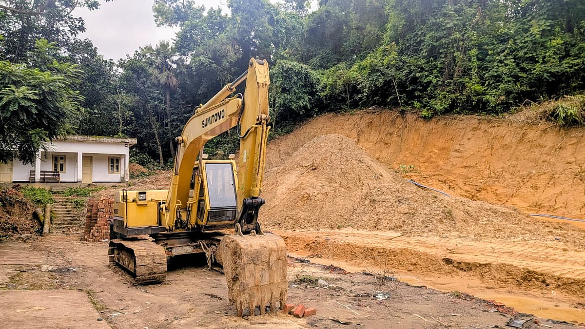খননযন্ত্রের সাহায্যে এভাবে পাহাড় কেটে সমান করে সেখানে ভবন নির্মাণের কাজ চলছে। গত শনিবার দুপুরে চট্টগ্রাম বিশ্ববিদ্যালয়ে