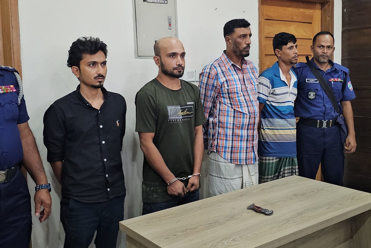 আইনজীবী হত্যার ঘটনায় গ্রেপ্তার চার আসামি। সোমবার দুপুরে বাগেরহাট পুলিশ সুপারের কার্যালয়ে