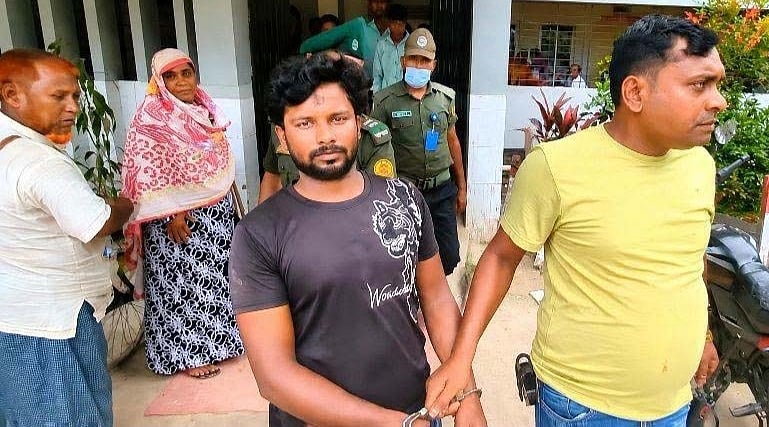 স্ত্রীকে ছুরিকাঘাতে হত্যার পর গ্রেপ্তার ফরহাদ হোসেন। সোমবার দুপুরে নওগাঁর ধামইরহাট উপজেলা স্বাস্থ্য কমপ্লেক্সে এলাকায়