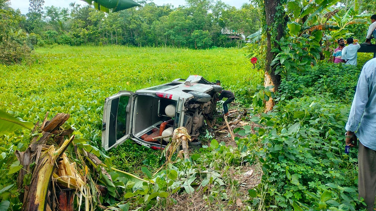 দুর্ঘটনায় অ্যাম্বুলেন্সটি নিয়ন্ত্রণ হারিয়ে খাদে পড়ে যায়। আজ সোমবার দুপুরে ঝালকাঠির বরিশাল-ঝালকাঠি আঞ্চলিক মহাসড়কের নলছিটি উপজেলার রায়পুর এলাকায়