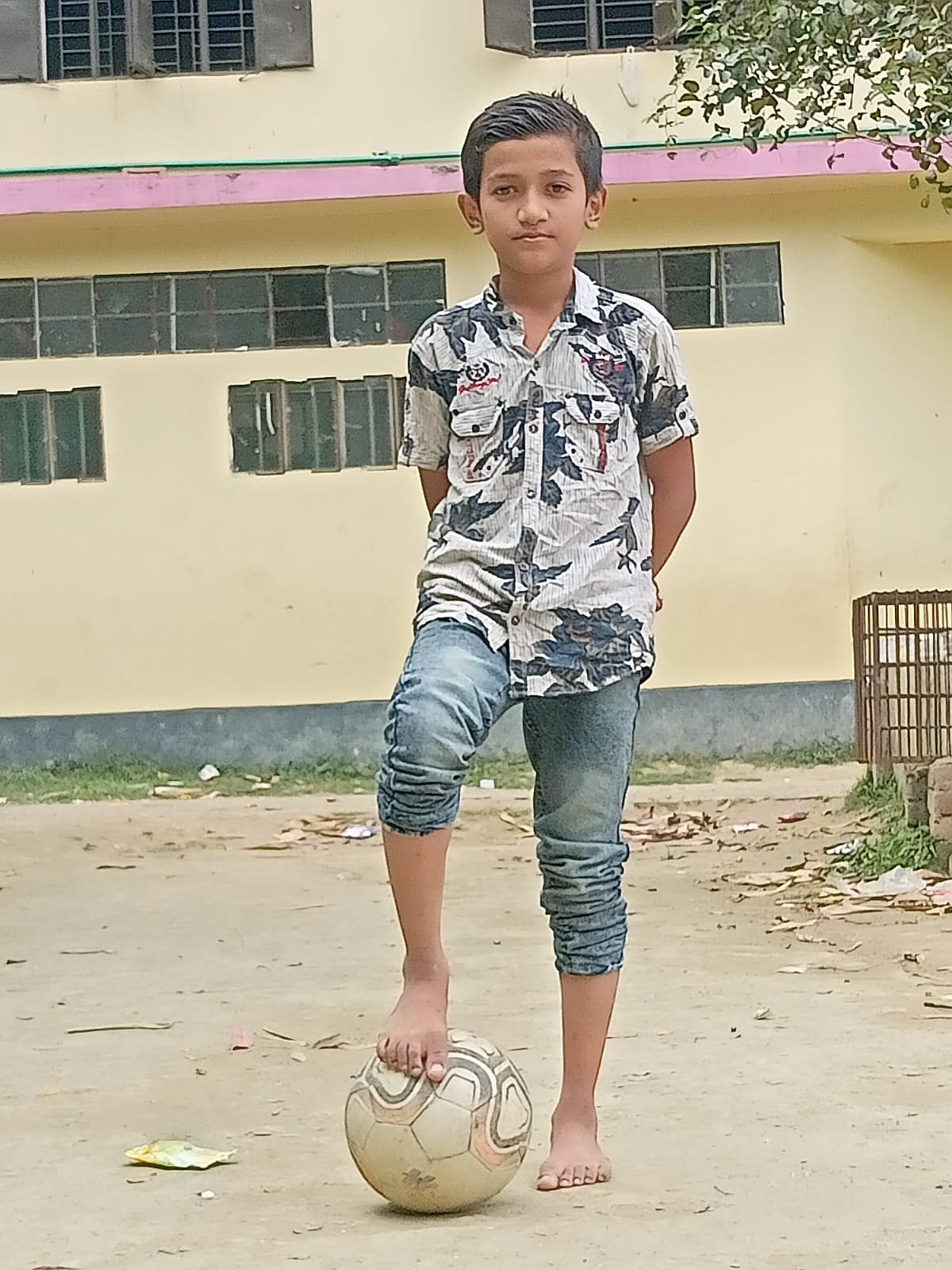 মৃত্যুর কিছুদিন আগে বাবার কাছে ফুটবল কিনে দেওয়ার জন্য বায়না ধরেছিল রাকিব। সেদিনও জার্সি গায়ে কোন ফাঁকে বাবার অজান্তে বেরিয়ে যায় সে