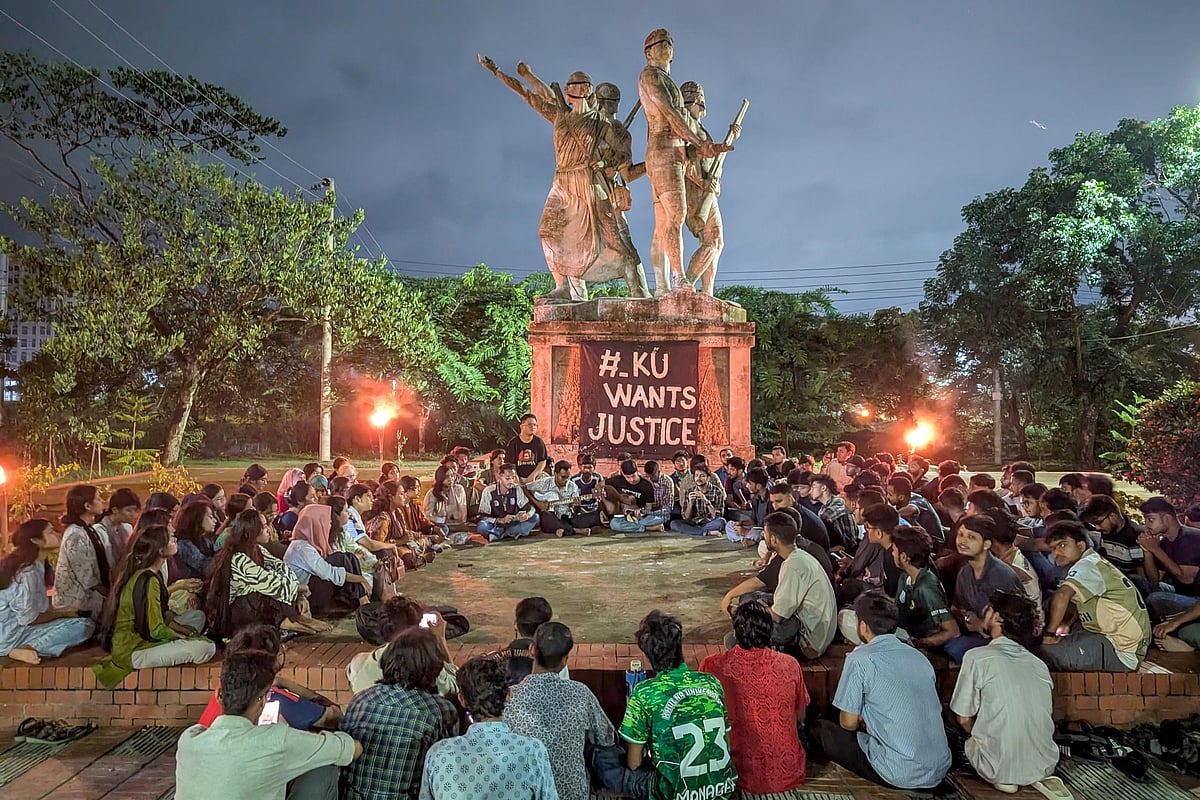 যৌন হয়রানি  বিচারহীনতা ও সব ধরনের নিপীড়নের বিরুদ্ধে আন্দোলনের ষষ্ঠ দিনেও ক্লাস-পরীক্ষা বর্জন করে প্রতিবাদ কর্মসূচি পালন করেছেন শিক্ষার্থীরা। খুলনা বিশ্ববিদ্যালয়ের অদম্য বাংলার পাদদেশে