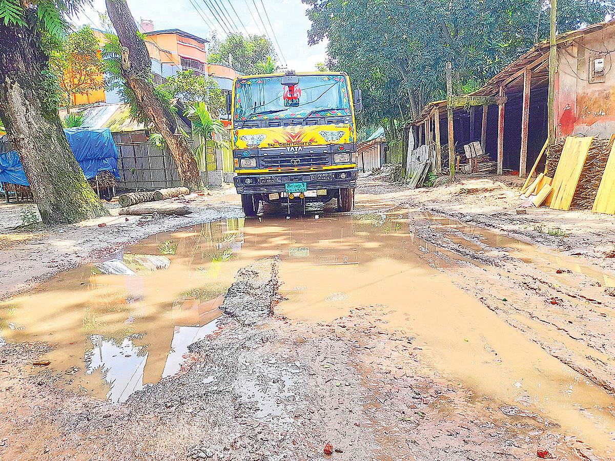 ডোমার–বসুনিয়া হাট সড়ক এমনই বেহাল। বৃহস্পতিবার নীলফামারীর ডোমার শহরের আরডিআরএস মোড় এলাকায়