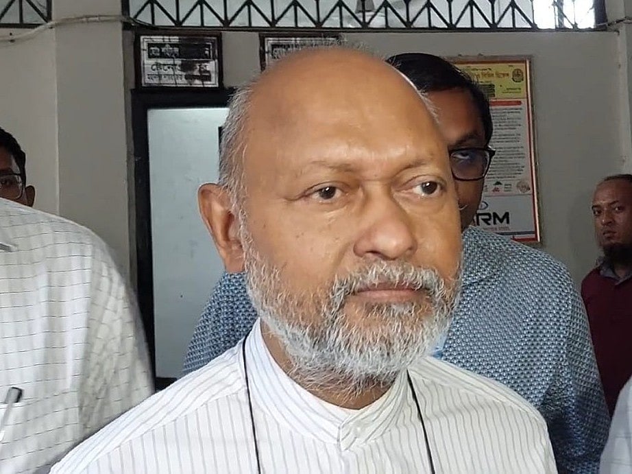 ঢাকার মহানগর দায়রা জজ আদালত প্রাঙ্গণে অধ্যাপক নাজমুল আহসান কলিমুল্লাহ