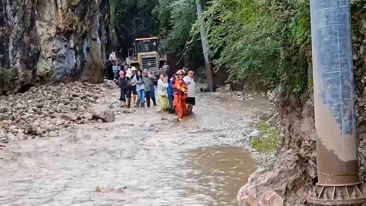 নদীর ধারে ক্যাম্পিং, হঠাৎ পাহাড়ি ঢলে প্রাণ গেল অন্তত ১০ জনের