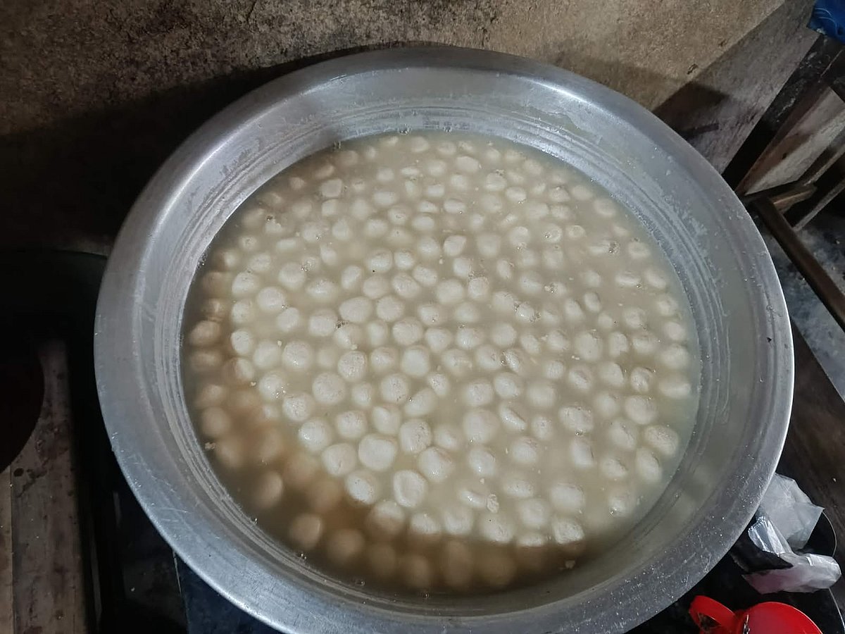 গামলা ভর্তি গরম রসগোল্লা তৈরি হয়েছে পাল মিষ্টি ভান্ডারে। কক্সবাজারের চকরিয়ার হারবাং বাজারে