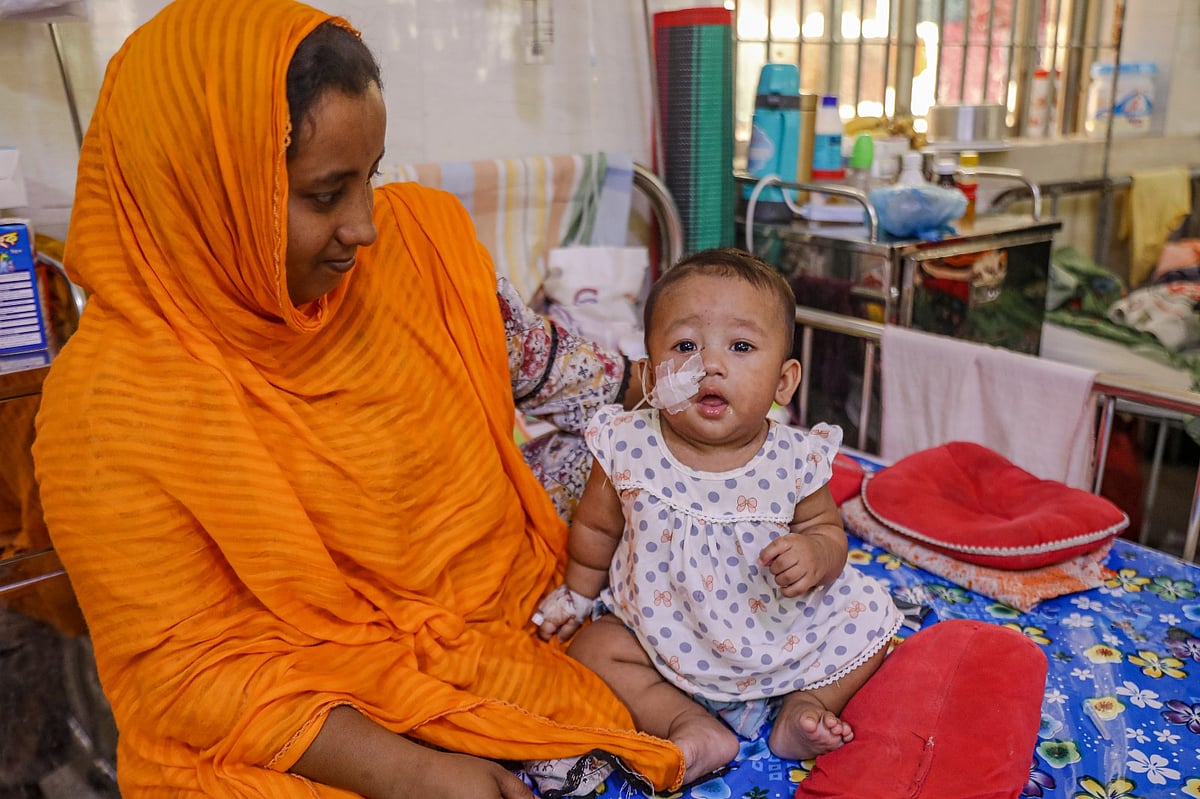রাজধানীর বাংলাদেশ শিশু হাসপাতালে চিকিৎসাধীন হামে আক্রান্ত এক শিশু। গত শনিবার সকালে