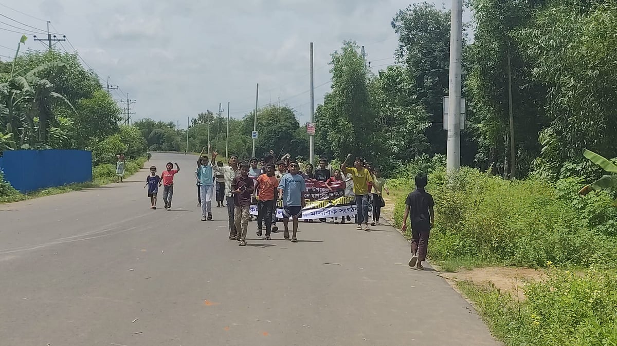 ফটিকছড়ির ৩ ইউনিয়নে ৪৮ ঘন্টার হরতালের শেষ দিনে সড়কে বিক্ষোভ করছোন হরতাল সমর্থকেরা। আজ  সকালে বাগানবাজার ইউনিয়নের সিকদারখিল এলাকায়