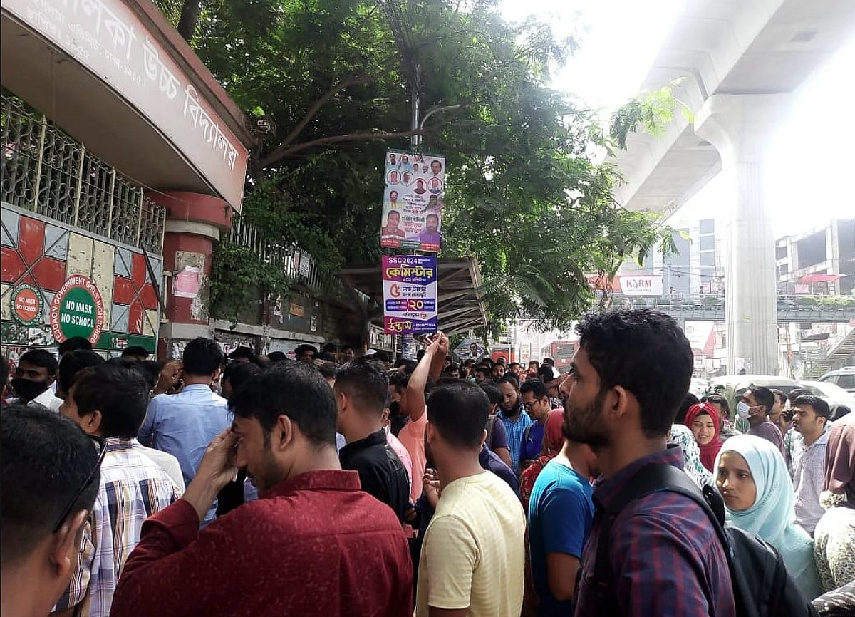 একটি চাকরির জন্য তরুণদের প্রতিযোগিতা বাড়ছেই