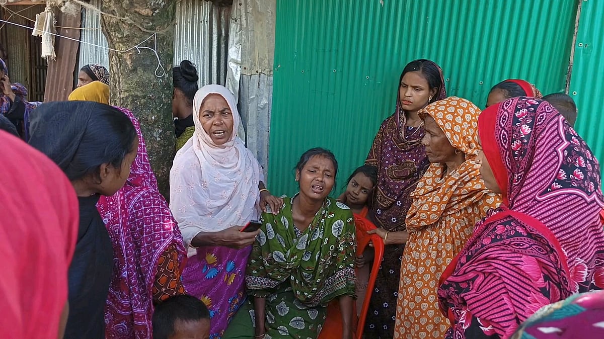 সুনামগঞ্জে শৌচাগারের ট্যাংকে শিশুর লাশ উদ্ধারের ঘটনায় বাড়িতে স্বজনদের আহাজারি। আজ সোমবার দুপুরে সদর উপজেলার লালপুর গুচ্ছগ্রামে