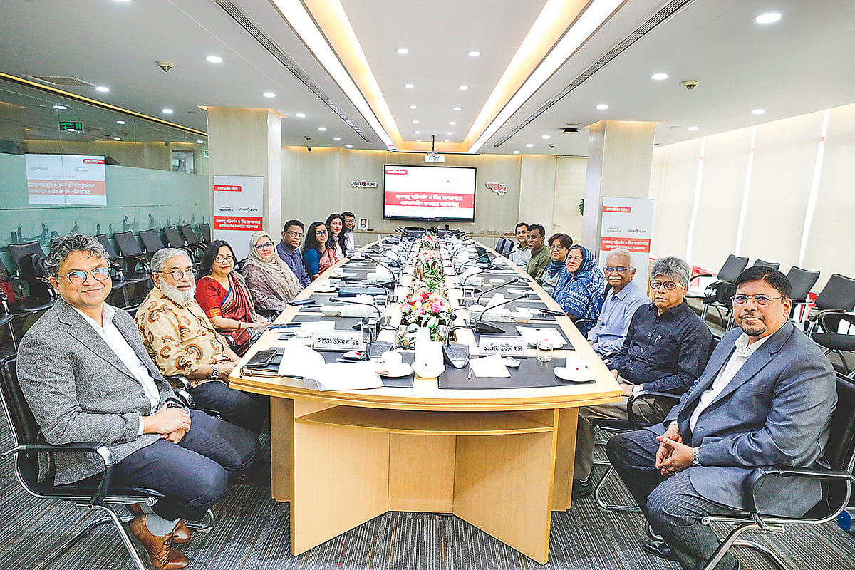 ‘জলবায়ু পরিবর্তন ও তীব্র তাপপ্রবাহে ওরস্যালাইন ব্যবহারে সচেতনতা’ শীর্ষক গোলটেবিল বৈঠকে অতিথিরা। গতকাল রাজধানীর প্রথম আলো কার্যালয়ে