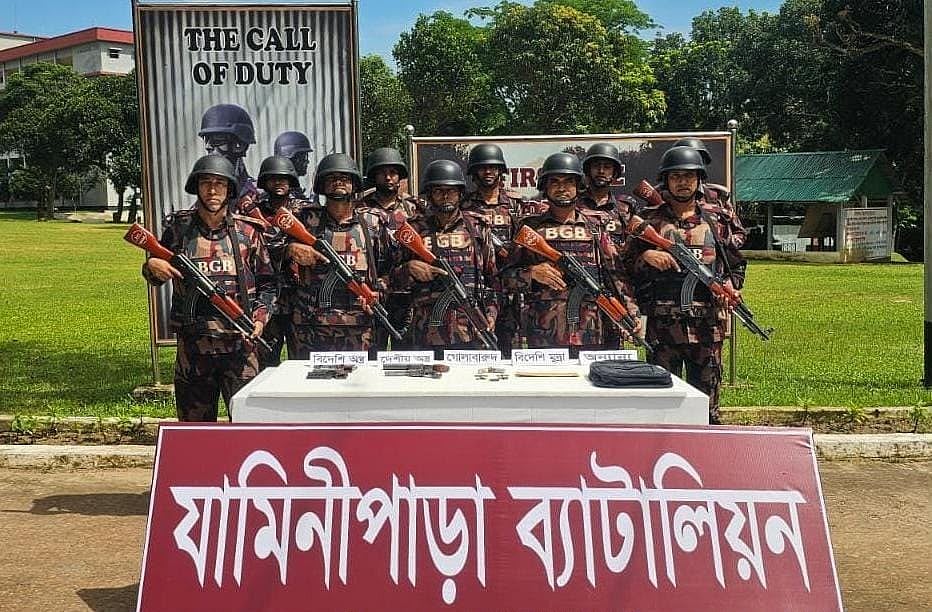 খাগড়াছড়ির মাটিরাঙ্গায় বিজিবির অভিযানে উদ্ধার হওয়া অস্ত্র ও গুলি