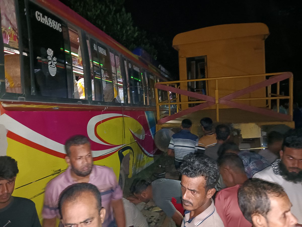 রাজবাড়ীতে ট্রেনের বিচ্ছিন্ন বগি ধাক্কা দেয় তিনটি যানবাহনকে। এতে বাসটি রেললাইনের পাশে আটকে পড়ে। গতকাল রাতে রাজবাড়ী সদর উপজেলার খানখানাপুর রেলগেট এলাকায়