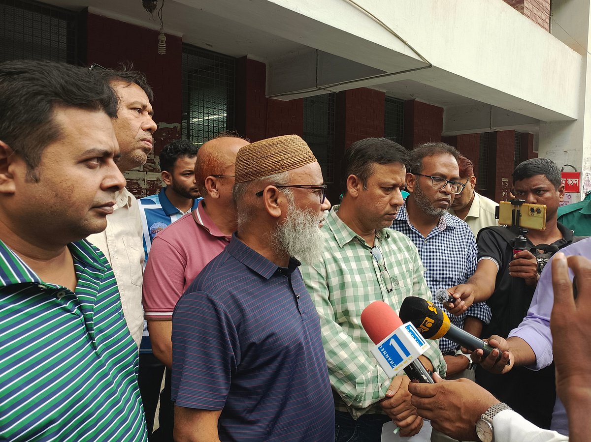 রাজশাহী বিশ্ববিদ্যালয়ের কেন্দ্রীয় গ্রন্থাগার পরিদর্শন শেষে সাংবাদিকদের সঙ্গে কথা বলেন তদন্ত কমিটির সদস্যরা। আজ দুপুরে তোলা