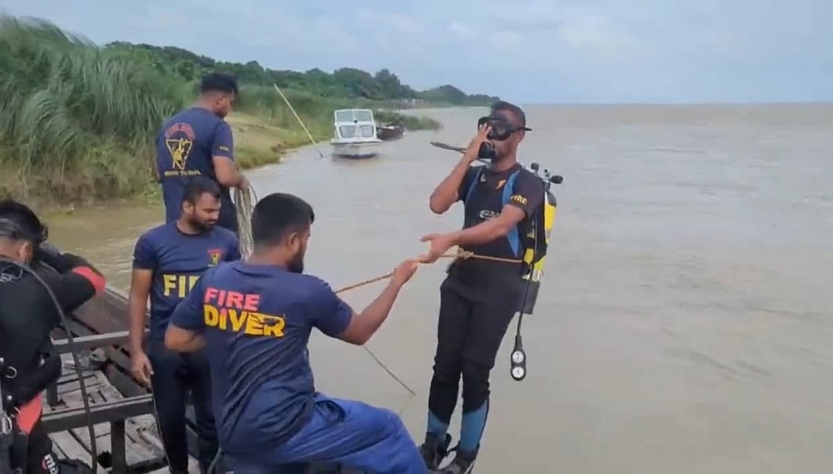 উদ্ধার অভিযান চালাচ্ছে ফায়ার সার্ভিসের ডুবুরি দল। আজ মঙ্গলবার দুপুরে রাজশাহীর পদ্মা নদীতে