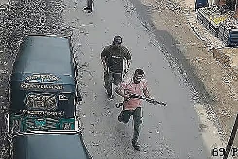 রাউজানে যুবদল নেতাকে খুনের সময় বাজারের সিসিটিভি ফুটেজে অস্ত্র হাতে মো. ইলিয়াস (সামনের জন)
