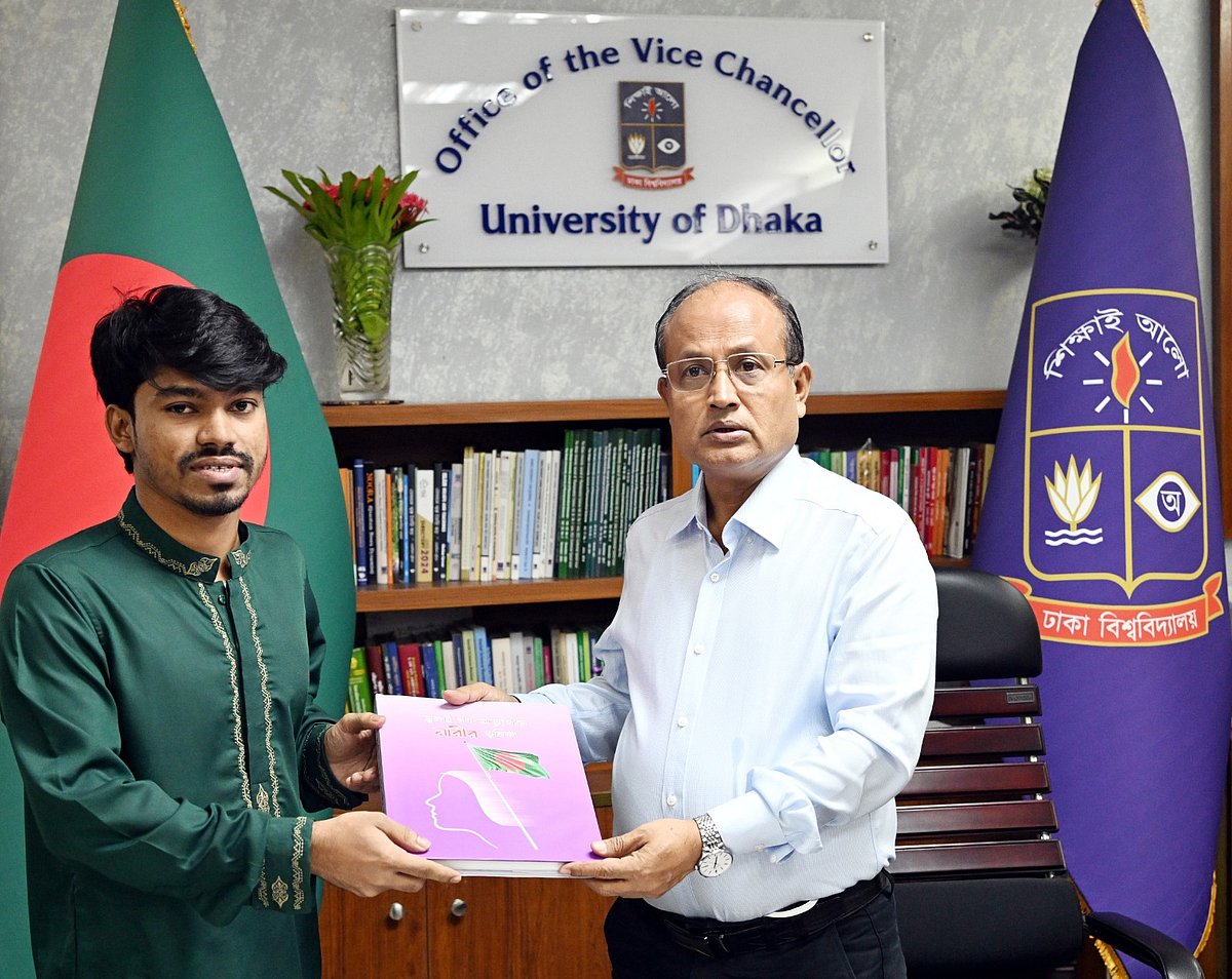 ঢাকা বিশ্ববিদ্যালয়ের উপাচার্য অধ্যাপক এ বি এম ওবায়দুল ইসলামকে ''জুলাই গণ–অভ্যুত্থানে নারীর ভূমিকা'' শীর্ষক বই উপহার দিয়েছেন তাহমিদ সাকিব। ২৮ জুলাই
