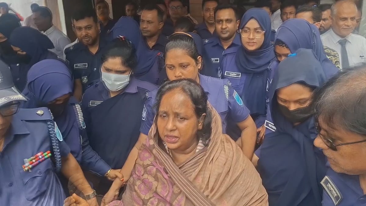 জামিনে মুক্তির প্রায় দুই মাস পর আজ মঙ্গলবার নারায়ণগঞ্জ আদালতে হাজিরা দেন সাবেক মেয়র সেলিনা হায়াৎ আইভী