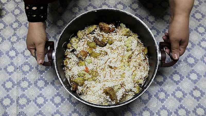 একই পাত্রে রান্না, খাবার ঠান্ডা করা এবং সংরক্ষনের অভ্যাস খাবারে বিষক্রিয়ার ঝুঁকি বাড়িয়ে তোলে, যা স্বাস্থ্যের জন্য মারাত্মক ঝুঁকিপূর্ণ হতে পারে