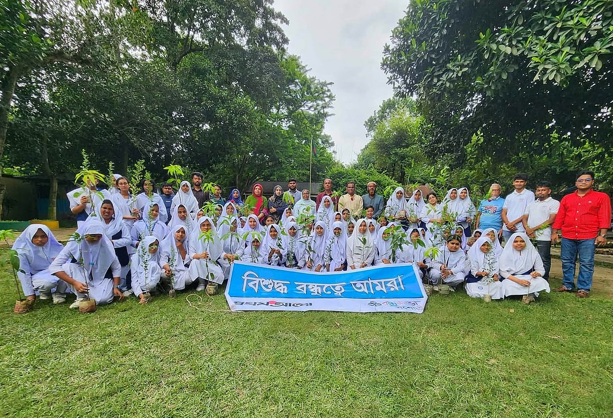 শিক্ষার্থীদের হাতে সবুজের অঙ্গীকার