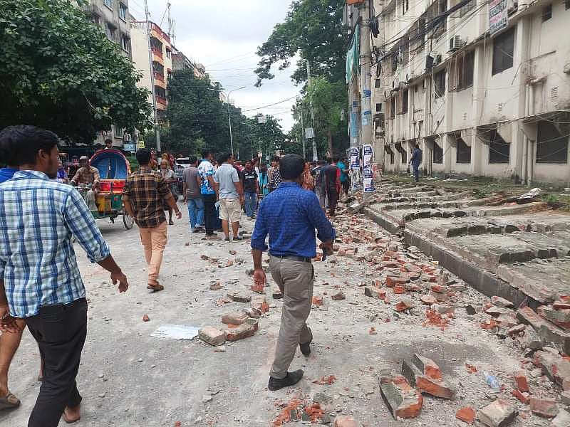 বেলা দেড়টার দিকে হঠাৎ কলেজের দেয়াল ধসে পড়ে। এতে দেয়ালের পাশে টিসিবির লাইনে থাকা বেশ কয়েকজন গুরুতর আহত হন