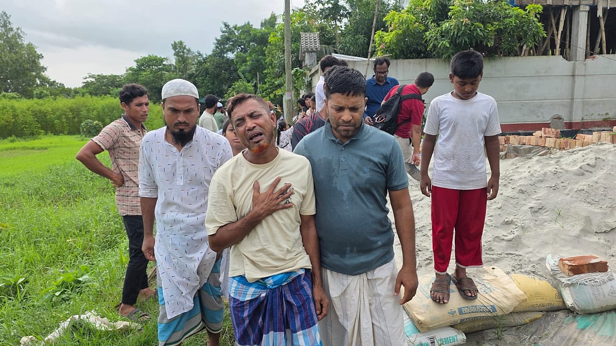 দক্ষিণ আফ্রিকায় অগ্নিকাণ্ডে ছেলে মো. আপনের মৃত্যুর খবরে কান্নায় ভেঙে পড়েন বাবা আলী মিয়া। নারায়ণগঞ্জ সদর উপজেলার আলীরটেক ইউনিয়নের কোকের চর এলাকায়