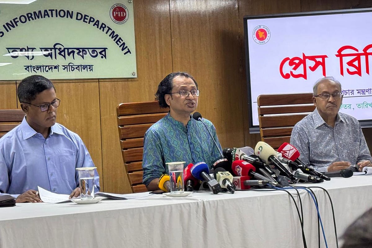 আজ মঙ্গলবার সচিবালয়ে আয়োজিত নিয়মিত সংবাদ সম্মেলনে বক্তব্য দেন প্রধানমন্ত্রীর তথ্য ও সম্প্রচার উপদেষ্টা জাহেদ উর রহমান