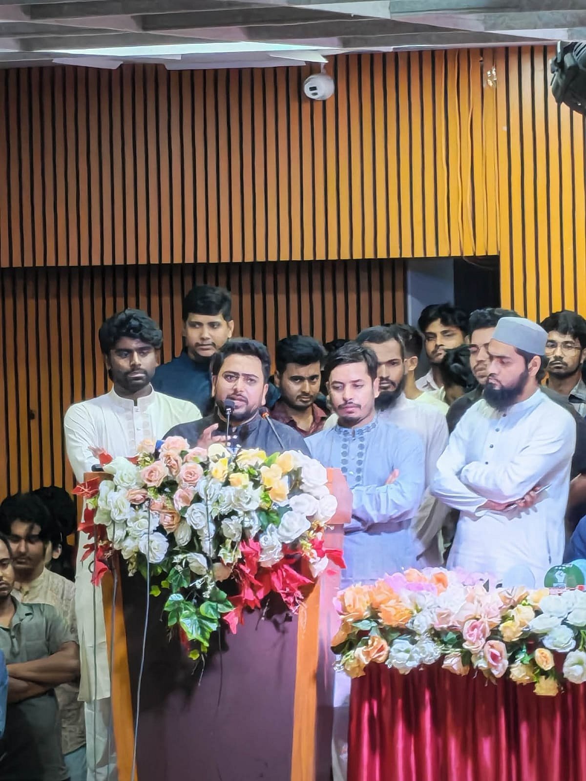 ‘জুলাই গণ-অভ্যুত্থান: স্ফুলিঙ্গ থেকে চলমান বিপ্লব’ শীর্ষক আলোচনা সভায় প্রধান অতিথির বক্তব্য দিচ্ছেন নাহিদ ইসলাম। জগন্নাথ বিশ্ববিদ্যালয়, ঢাকা। ২৮ জুলাই ২০২৬